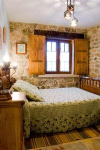 a bedroom with a bed and a window at Hotel Rural El Cañón del Duratón in Sepúlveda