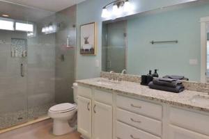 Φωτογραφία από το άλμπουμ του Spacious 4 BR Beach Retreat - Blocks From Beach σε Jacksonville Beach +11 φωτογραφίες