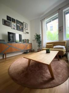 a living room with a coffee table and a couch at Maison de ville d'architecte parking gratuit in Paris