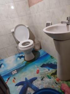 a bathroom with a floor that has fish on it at Hostal Arco Iris in Copacabana