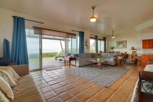 Waianae Beach House with Direct Coast Access and Views في Waianae: غرفة معيشة مع أريكة وطاولة