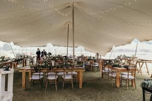 温特顿Berghaven Cottages的一组帐篷下的桌椅 更多232张照片