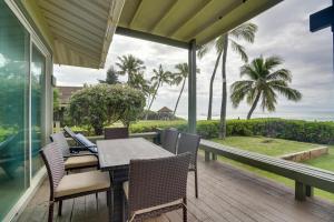 Waianae Beach House with Direct Coast Access and Views في Waianae: طاولة وكراسي على سطح مع إطلالة على المحيط