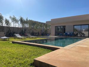 Villa Victoria à 15 minutes du centre de Marrakech tesisinde veya buraya yakın yüzme havuzu