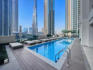 Downtown Dubai- 2BR Apartment in ACT Towers في دبي: مسبح على سطح مبنى