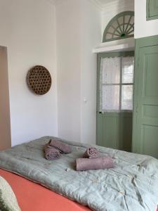 a bedroom with a bed with pink towels on it at L'écrin de Mona au coeur de Lourmarin in Lourmarin