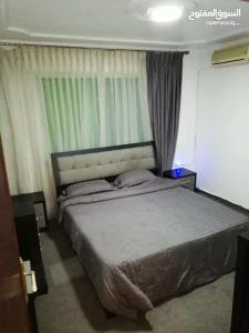 Tempat tidur dalam kamar di شقة مفروشة سكنية في مرج الحمام