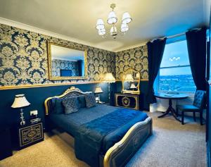 um quarto com uma cama, uma mesa e um espelho em The Angove em Weymouth