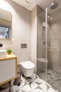 ein Bad mit einem WC und einer Glasdusche in der Unterkunft Almada 505 City Center Duplex in Porto