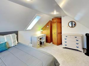 um quarto com uma cama, uma secretária e uma janela em Smoars em McHenry