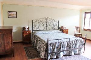 Cantarana的住宿－Ca' 'd Carlot，一间卧室配有一张带金属床架的床
