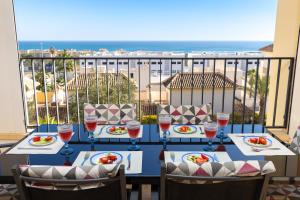 グアルダマル・デル・セグラにあるFidalsa Guardamar Resortの海を望むバルコニー(食べ物と飲み物を楽しめるテーブル付)