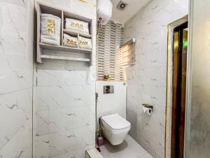 Ένα μπάνιο στο Parkview Astoria Hotel