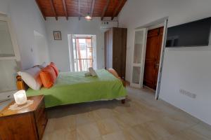 Postel nebo postele na pokoji v ubytování Penelope's Mansion Omodos