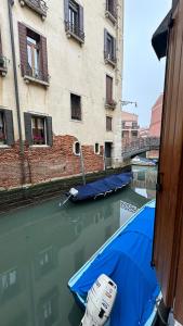 Ein paar Boote im Wasser neben einem Gebäude in der Unterkunft Ca lucia Canal View in Venedig