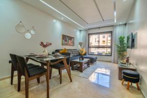 een woonkamer met een tafel en een bank bij Royal KING Bed SUITE W/POOL in Marrakesh