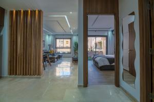 een slaapkamer met een bed en een woonkamer bij Royal KING Bed SUITE W/POOL in Marrakesh +69 foto's