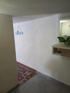 una habitación con una pared blanca con un dibujo en la pared en spalti67, en Trapani