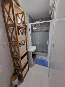 ein Badezimmer mit einer Holzleiter und einem WC in der Unterkunft Sunset 8F in Santa Pola