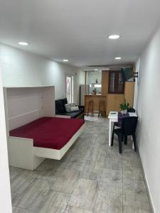 Un dormitorio con una cama y una sala de estar. en Monoambiente Serena Depto, en Mar del Plata