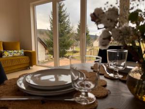 una mesa con platos y vasos encima en Słoneczny Stok en Małastów