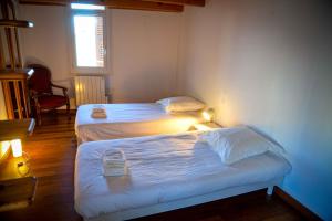 twee bedden in een hotelkamer met licht erop bij Rosella - Terrasse rooftop, hypercentre, wifi - by TGB in Ajaccio