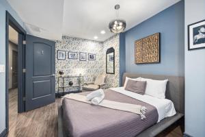 a bedroom with a bed and a blue wall at McCormick Place Guest House in Chicago