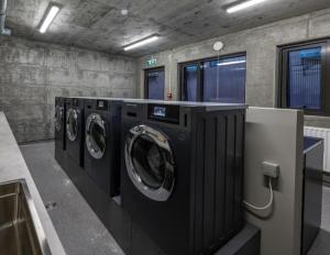 una lavanderia con quattro lavatrici di Cozy studio by the city centre a Reykjavik