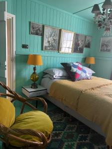 Un dormitorio con 2 camas y una silla. en Georgian Russell, en Hastings