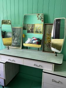 a dressing table with two mirrors on top of it at Hastings Old Town Gorgeousness in Hastings