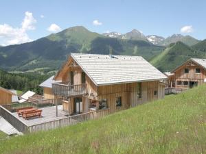 ein Haus auf einem Hügel mit Bergen im Hintergrund in der Unterkunft Exclusive chalet in Hohentauern in ski area in Hohentauern
