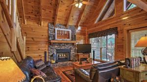 Solid Ground Lodge with Yard!的休息区