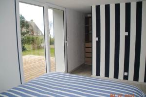 En eller flere senge i et værelse på A l abri des embruns