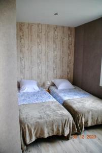 En eller flere senge i et værelse på A l abri des embruns