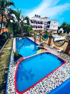 an overhead view of a swimming pool at a resort at Hotel Real del Quijote a sólo 50 metros de la playa in Tecolutla