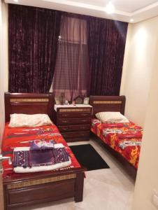 - une chambre avec 2 lits et une fenêtre dans l'établissement Chems Bouznika, à Bouznika