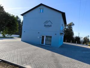 a white building with a door on the side of it at Suitel Pombal in Pombal