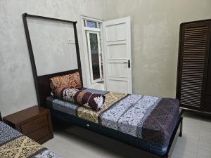 a bedroom with a bed and a window at Villa Hollandia 