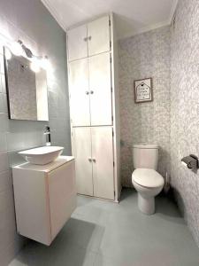 a bathroom with a toilet and a sink at Apartamento en el casco antiguo in Castro-Urdiales