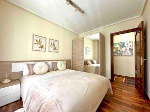 a bedroom with a large white bed in it at Apartamento en el casco antiguo in Castro-Urdiales