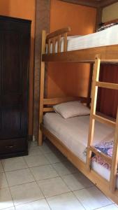 Łóżko lub łóżka piętrowe w pokoju w obiekcie Hostal Tierra y Mar