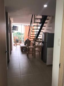 um quarto com um corredor com uma escada e uma cozinha em Coveñas Hermoso Apartamento Vista al Mar em Coveñas