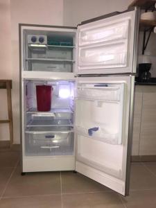 um frigorífico vazio com a porta aberta numa cozinha em Coveñas Hermoso Apartamento Vista al Mar em Coveñas