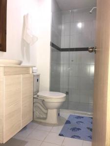 uma casa de banho branca com um WC e um chuveiro em Coveñas Hermoso Apartamento Vista al Mar em Coveñas