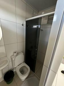 een badkamer met een toilet en een glazen douche bij Hotel Delavy in Chapecó