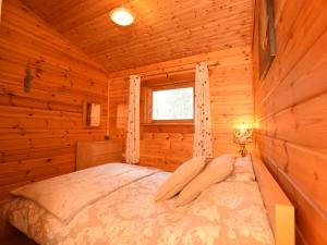 a bedroom with a bed in a log cabin at 2 Bed in Dulverton WONHA in Bampton