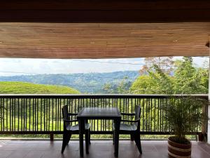 einen Tisch und Stühle auf einem Balkon mit Aussicht in der Unterkunft Villa Salento Boutique Apartments & Spa in Salento