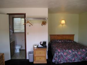 a hotel room with a bed and a bathroom at Yellowstone Country Inn in West Yellowstone +40 photos