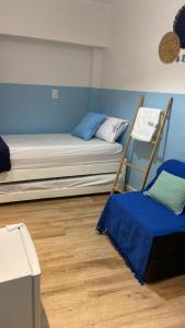 een slaapkamer met 2 stapelbedden en een houten vloer bij Vila DuJu in Porto De Galinhas
