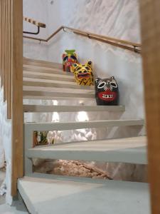 três vasos sentados nas escadas de uma casa em Vila DuJu em Porto de Galinhas